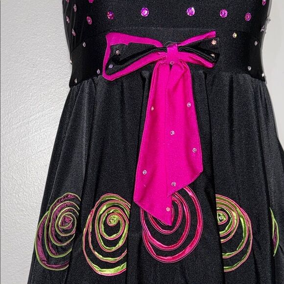 Chic Black Mod 80s Dress with Vibrant Pink Details - Picture 4 of 12